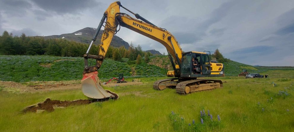 Jónas Þorsteinsson starfsmaður Launafls tekur fyrstu skóflustunguna.