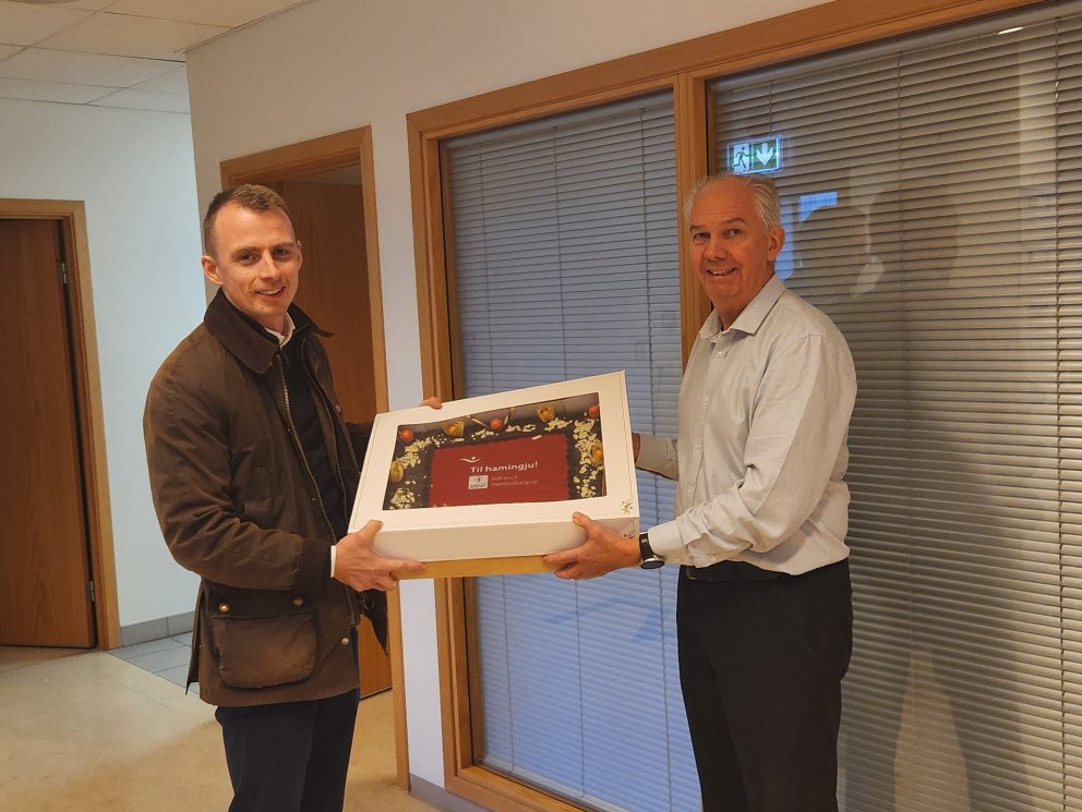 Magnús Helgason framkvæmdastjóri Launafls tekur á móti kökunni