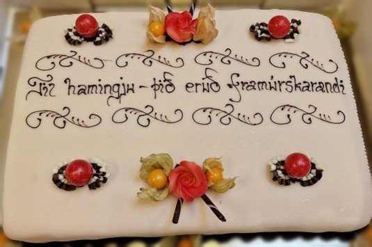 Starfsfólk Íslandsbanka færði Launafli tertu.