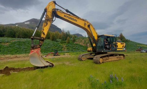Jónas Þorsteinsson starfsmaður Launafls tekur fyrstu skóflustunguna.