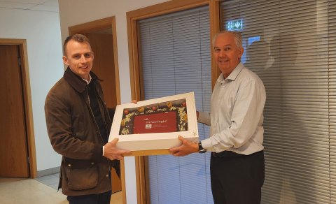 Magnús Helgason framkvæmdastjóri Launafls tekur á móti kökunni