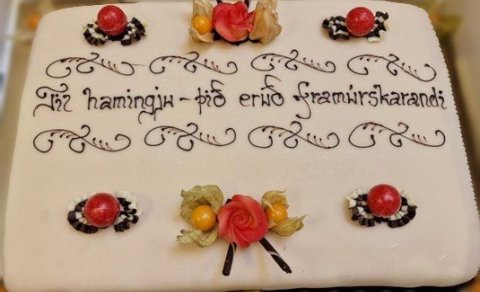 Starfsfólk Íslandsbanka færði Launafli tertu.